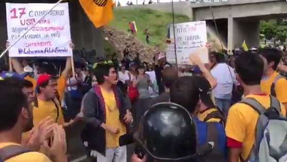 La consigna de los estudiantes en el distribuidor Los Ruices (video)