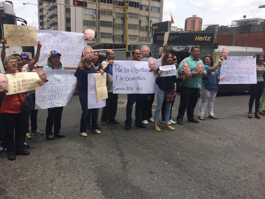 ABP realizó pancartazo por la Libertad y la Democracia de cara a la Consulta Popular del #16J