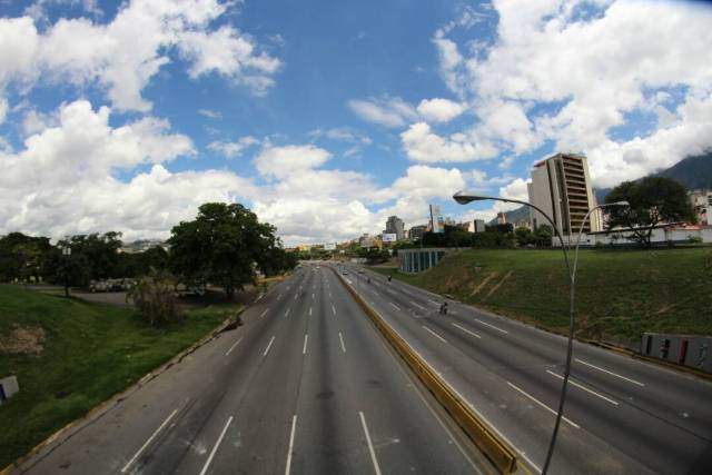 Francisco Fajardo a la altura de Altamira / Foto: Régulo Gómez - La Patilla