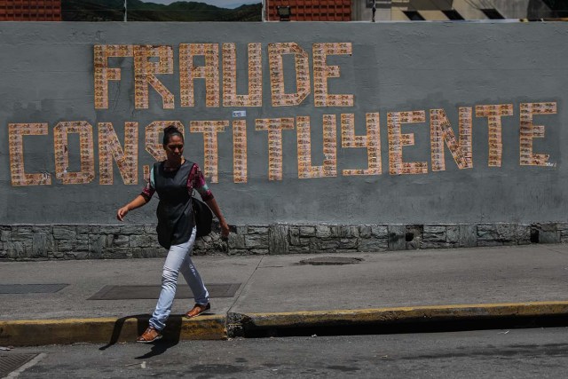 CAR18. CARACAS (VENEZUELA), 29/07/2017.- Fotografía de un mensaje que dice Fraude Constituyente escrito con billetes hoy, sábado 29 de julio de 2017, en Caracas (Venezuela). La tensión en Venezuela sube hoy de forma especial en la víspera de la votación del domingo, cuando se elegirá una Asamblea Nacional Constituyente (ANC), que redactará una nueva Carta Magna, en medio de estrictas medidas de seguridad y con el rechazo de la oposición y la comunidad internacional. Se espera que el Consejo Nacional Electoral (CNE) informe los últimos detalles sobre la instalación de centros de votación que ayer se había completado en 96 por ciento, según indicó la presidenta del organismo Tibisay Lucena. EFE/Miguel Gutiérrez