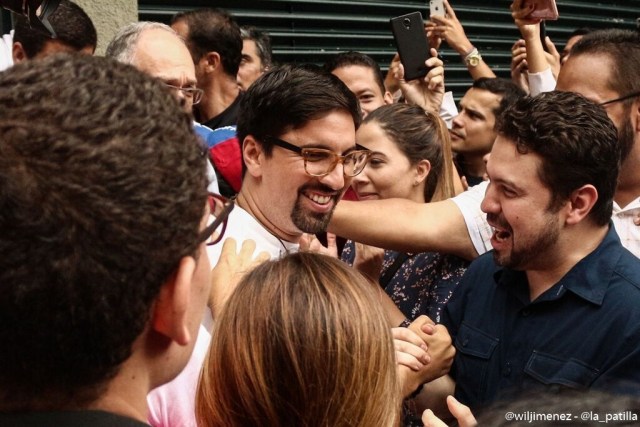 Freddy Guevara, vicepresidente de la AN, frente a la residencia de Leopoldo López este #8Jul // Foto Will Jiménez-lapatilla.1eye.us