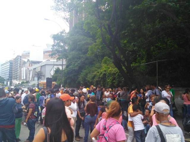 Foto: GNB ataca a vecinos que se mantienen en protesta en La California / Cortesía 