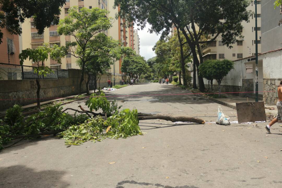 Cerrado acceso hacia el CC La Villa en Montalbán #20Jul