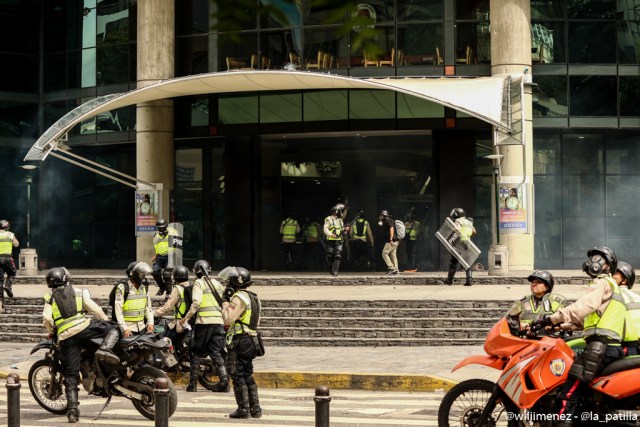 Cuerpos de seguridad hicieron del Sambil su nueva "cámara de gas". Foto: Will Jiménez / lapatilla.1eye.us