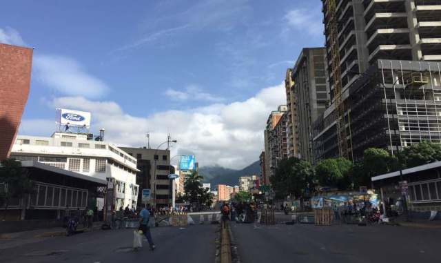 Avenida Rómulo Gallegos, bajando hacia el canal 8 // @edgarcardenasp