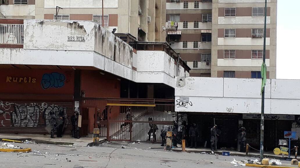 PNB causó destrozos en edificios residenciales de Los Ruices