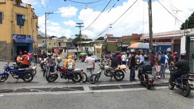 Foto: Motorizados en Chapellin parroquia El Recreo iniciaron el trancazo  / Cortesía 