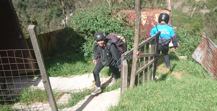 Dos parapentistas venezolanos ilesos tras caer por viento a quebrada de Quito