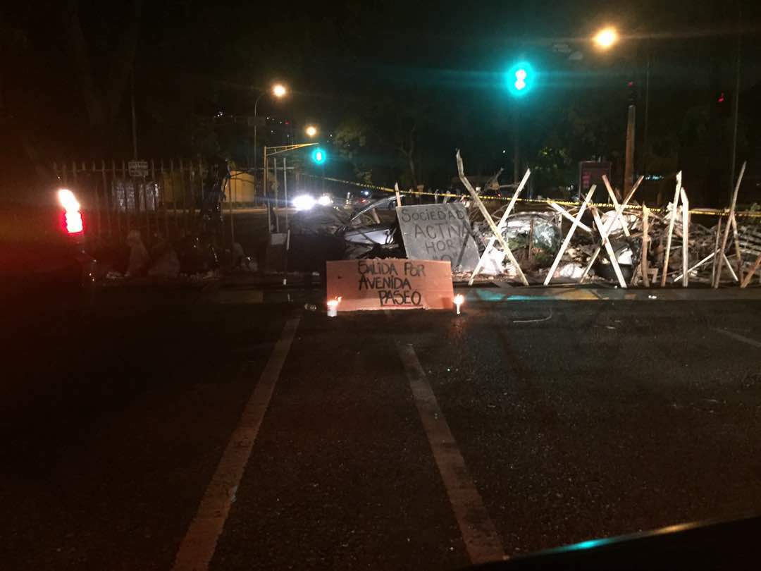 Inmensa barricada tranca  la principal de Prados del Este #19Jul