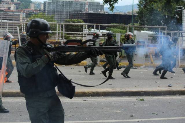 Disparos de lacrimógenas horizontales y demás atrocidades: La represión de la GNB en Bello Campo. Foto: Régulo Gómez / lapatilla.1eye.us