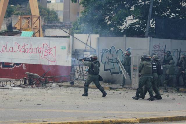 Disparos de lacrimógenas horizontales y demás atrocidades: La represión de la GNB en Bello Campo. Foto: Régulo Gómez / lapatilla.1eye.us