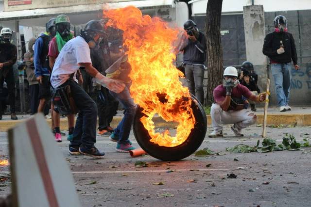 Disparos de lacrimógenas horizontales y demás atrocidades: La represión de la GNB en Bello Campo. Foto: Régulo Gómez / lapatilla.1eye.us