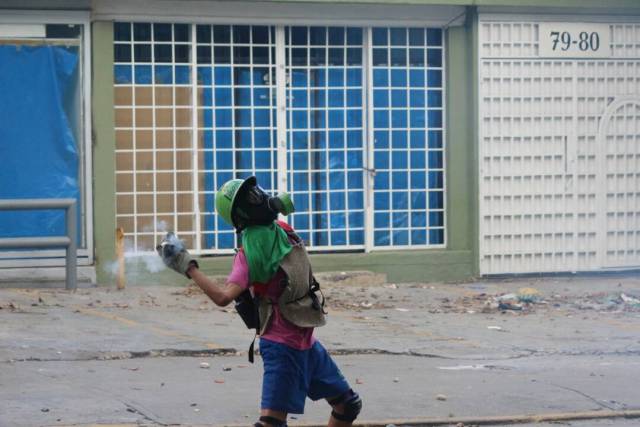 Disparos de lacrimógenas horizontales y demás atrocidades: La represión de la GNB en Bello Campo. Foto: Régulo Gómez / lapatilla.1eye.us