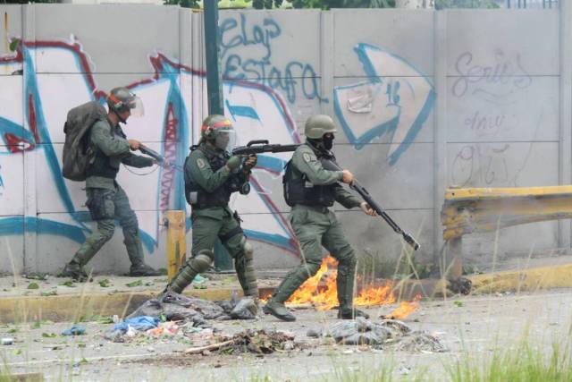 Disparos de lacrimógenas horizontales y demás atrocidades: La represión de la GNB en Bello Campo. Foto: Régulo Gómez / lapatilla.1eye.us