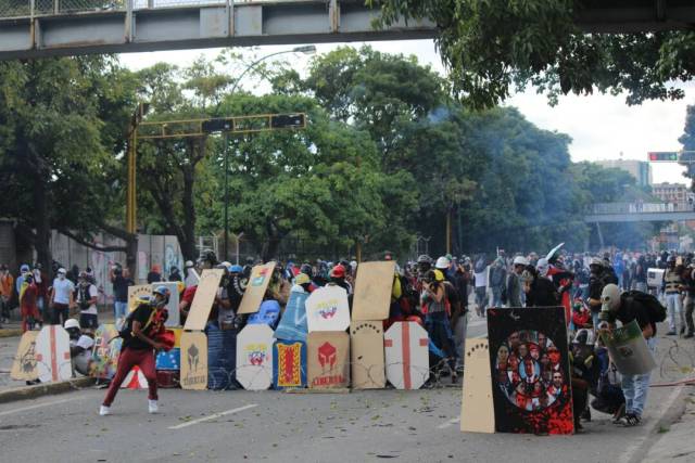 Disparos de lacrimógenas horizontales y demás atrocidades: La represión de la GNB en Bello Campo. Foto: Régulo Gómez / lapatilla.1eye.us