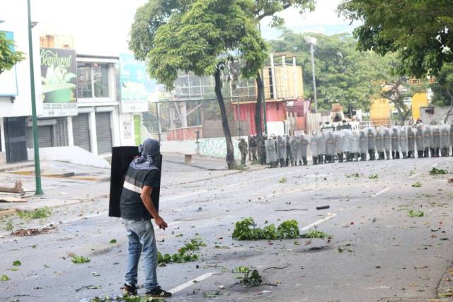 Disparos de lacrimógenas horizontales y demás atrocidades: La represión de la GNB en Bello Campo. Foto: Régulo Gómez / lapatilla.1eye.us