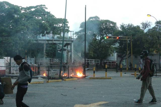 La resistencia se mantuvo en Chacao hasta el ocaso. Foto: Will Jiménez / lapatilla.1eye.us