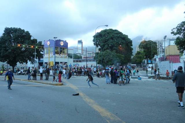 La resistencia se mantuvo en Chacao hasta el ocaso. Foto: Will Jiménez / lapatilla.1eye.us