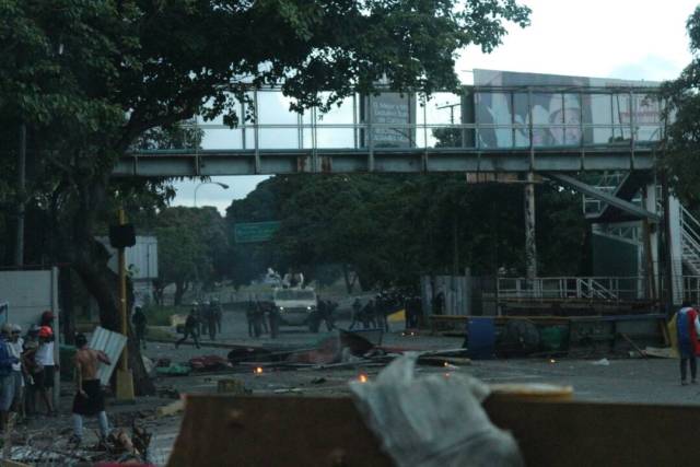 La resistencia se mantuvo en Chacao hasta el ocaso. Foto: Will Jiménez / lapatilla.1eye.us