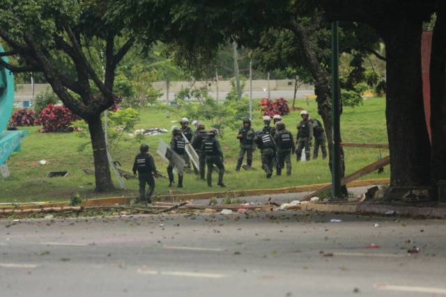 La resistencia se mantuvo en Chacao hasta el ocaso. Foto: Will Jiménez / lapatilla.1eye.us