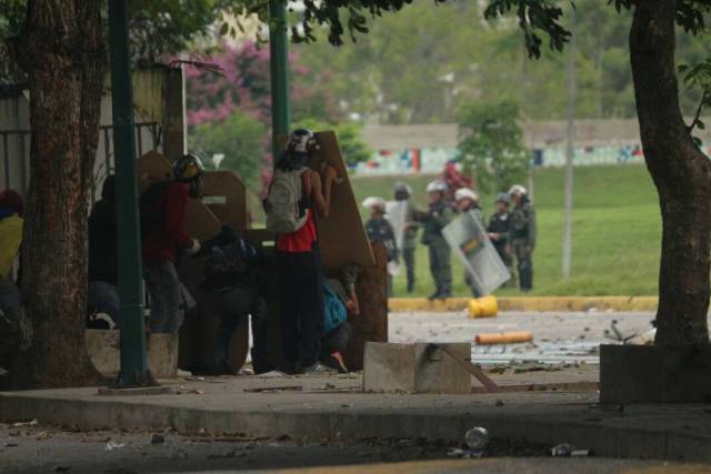 La resistencia se mantuvo en Chacao hasta el ocaso. Foto: Will Jiménez / lapatilla.1eye.us