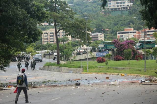 La resistencia se mantuvo en Chacao hasta el ocaso. Foto: Will Jiménez / lapatilla.1eye.us