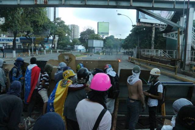 La resistencia se mantuvo en Chacao hasta el ocaso. Foto: Will Jiménez / lapatilla.1eye.us