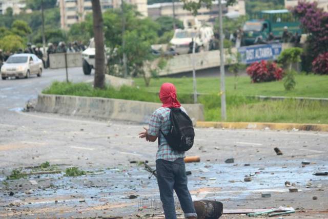 La resistencia se mantuvo en Chacao hasta el ocaso. Foto: Will Jiménez / lapatilla.1eye.us