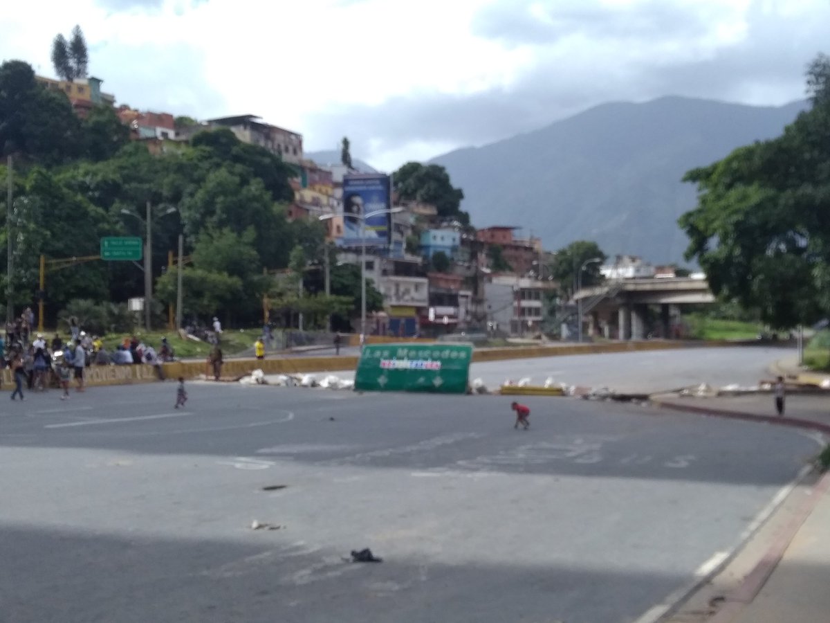 6:20 am: Autopista Prados del Este continúa cerrada con barricadas #21Jul