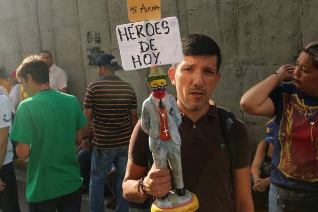 La vigilia en honor a los libertadores caídos: Del inicio a la represión Foto: Will Jiménez / lapatilla.1eye.us