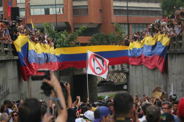 La vigilia en honor a los libertadores caídos: Del inicio a la represión Foto: Will Jiménez / lapatilla.1eye.us