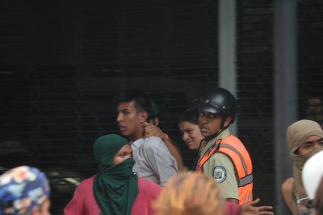 Una persona que fue señalada por los presentes como presunto infiltrado, fue sacada del lugar por funcionarios policiales. Foto: Will Jiménez / lapatilla.1eye.us