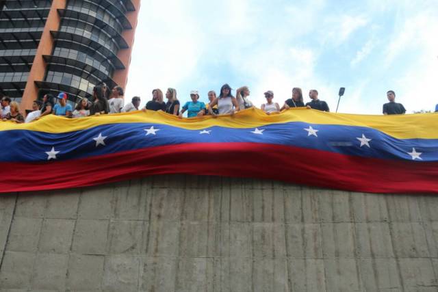 La vigilia en honor a los libertadores caídos: Del inicio a la represión Foto: Will Jiménez / lapatilla.1eye.us