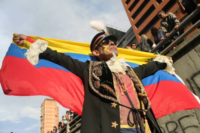 La vigilia en honor a los libertadores caídos: Del inicio a la represión Foto: Will Jiménez / lapatilla.1eye.us