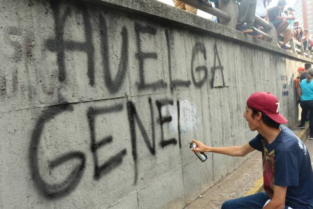 La vigilia en honor a los libertadores caídos: Del inicio a la represión Foto: Will Jiménez / lapatilla.1eye.us