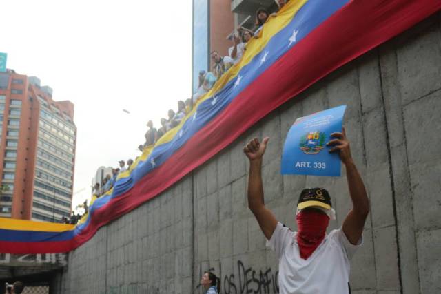 La vigilia en honor a los libertadores caídos: Del inicio a la represión Foto: Will Jiménez / lapatilla.1eye.us