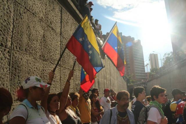 La vigilia en honor a los libertadores caídos: Del inicio a la represión Foto: Will Jiménez / lapatilla.1eye.us