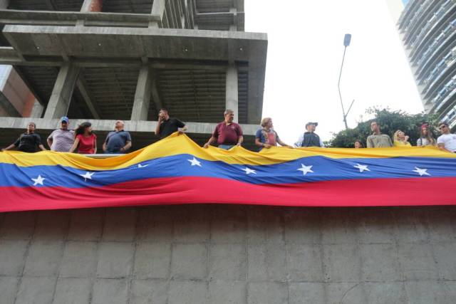 La vigilia en honor a los libertadores caídos: Del inicio a la represión Foto: Will Jiménez / lapatilla.1eye.us