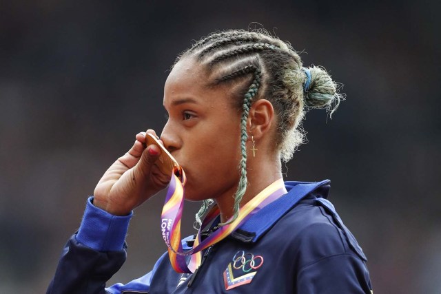 Gold medallist Venezuela's Yulimar Rojas poses on the podium during the victory ceremony for the women's triple jump athletics event at the 2017 IAAF World Championships at the London Stadium in London on August 8, 2017. / AFP PHOTO / Adrian DENNIS