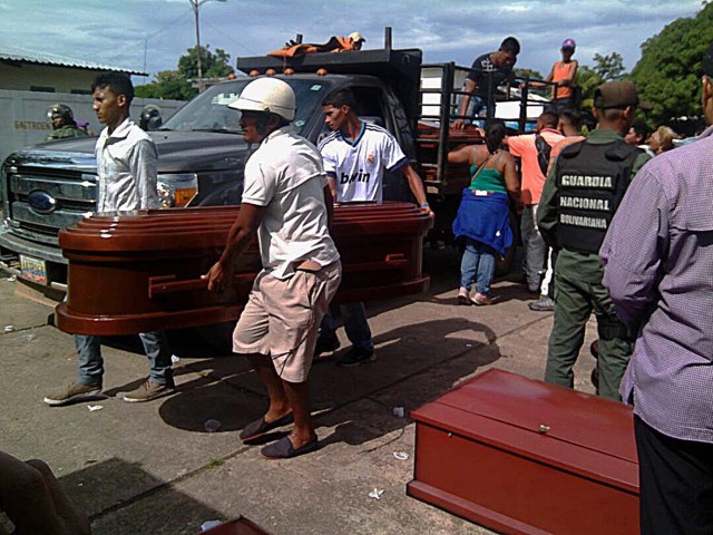 Coffins are placed in front of the local morgue in Puerto Ayacucho, Venezuela on August 17, 2017.  Relatives waited Thursday to recover the bodies of loved ones killed in a Venezuelan prison riot that left at least 37 people dead in what the local governor called a "massacre." Prosecutors said 14 officials were wounded in the violence which ran from Tuesday into early Wednesday, but did not say if any were among the dead. / AFP PHOTO / WAKA Noticias / STR