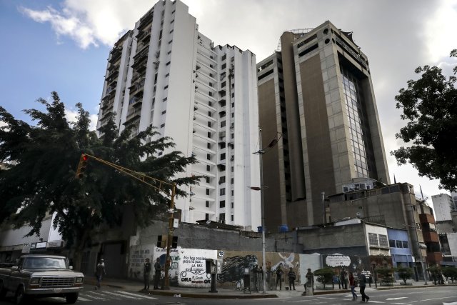 GRA164. CARACAS (VENEZUELA), 05/08/2017 - Vista exterior del edificio principal del Ministerio Público (MP) hoy, 5 de agosto de 2017, en Caracas (Venezuela). La fiscal general de Venezuela, Luisa Ortega Daz, denunció el "asedio" a la sede principal del MP por parte de un contingente de la Guardia Nacional Bolivariana que mantiene rodeada la institución. EFE/Miguel Gutiérrez