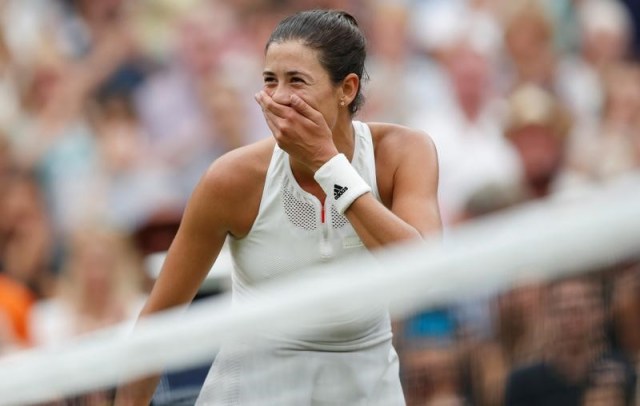 Una inspirada Garbiñe Muguruza aplastó a su rival Venus Williams para ganar su primer título en Wimbledon por 7-5 y 6-0, posiblemente en uno de los mejores partidos de su carrera tras unos primeros intercambios ajustados y tensos. En la imagen, Muguruza celebra su  triunfo, el 15 de julio de 2017 en Londres. REUTERS/Matthew Childs