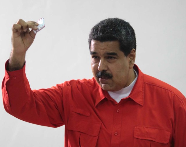 El presidente de Venezuela, Nicolás Maduro, votando en la Asamblea Nacional Constituyente en Caracas, jul 30, 2017. Miraflores Palace/Handout via REUTERS Imagen de uso no comercial, ni de ventas, ni de archivo. Solo para uso editorial. No está disponible para su venta en marketing o en campañas publicitarias. Esta fotografía fue entregada por un tercero y es distribuida, exactamente como fue recibida por Reuters, como un servicio para sus clientes.