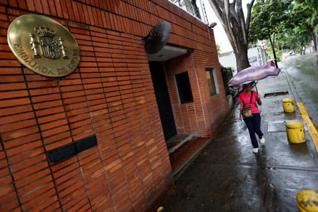 A pedestrian passes next to the Spanish embassy in Caracas, Venezuela, August 3, 2017. REUTERS/Andres Martinez Casares