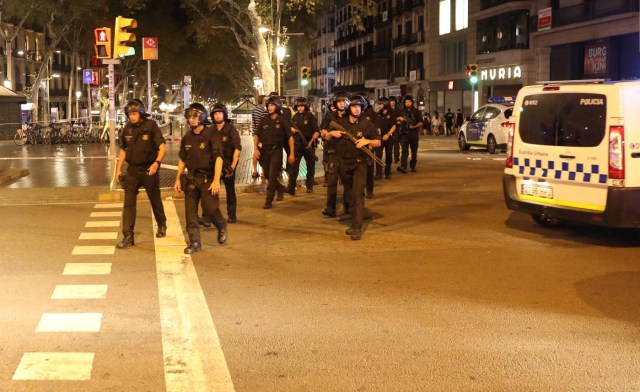 Mossos d'Esquadra, la policía regional de Cataluña, desalojan la zona donde una furgoneta arrolló a unos transeúntes en la avenida Las Ramblas en Barcelona, España, ago 18, 2017.  REUTERS/Sergio Perez