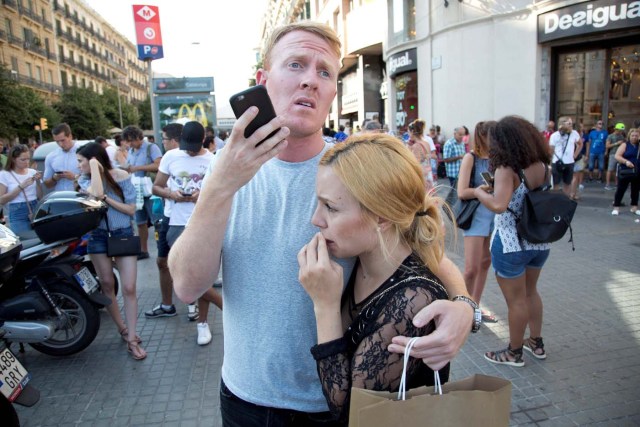 Gente en una calle luego de que una furgoneta atropellara a decenas de personas en la avenida Las Ramblas en Barcelona, España, ago 17, 2017. La Vanguardia/Pedro Madueno/via REUTERS   Imagen de uso no comercial, ni de ventas, ni de archivo. Solo para uso editorial. No está disponible para su venta en marketing o en campañas publicitarias. Esta fotografía fue entregada por un tercero y es distribuida, exactamente como fue recibida por Reuters, como un servicio para sus clientes.