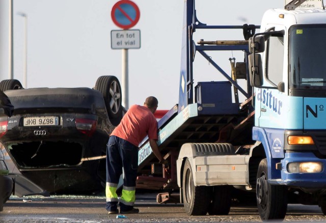 A worker loads a car on a tow truck where the police investigate the scene of an attack in Cambrils, south of Barcelona, Spain, August 18, 2017. REUTERS/Stringer NO RESALES. NO ARCHIVES