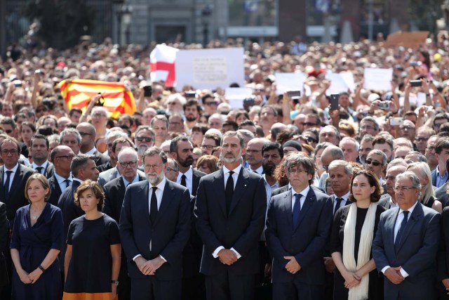 King Felipe of Spain and Prime Minister Mariano Rajoy observe a minute of silence in Placa de Catalunya, a day after a van crashed into pedestrians at Las Ramblas in Barcelona, Spain August 18, 2017. REUTERS/Sergio Perez