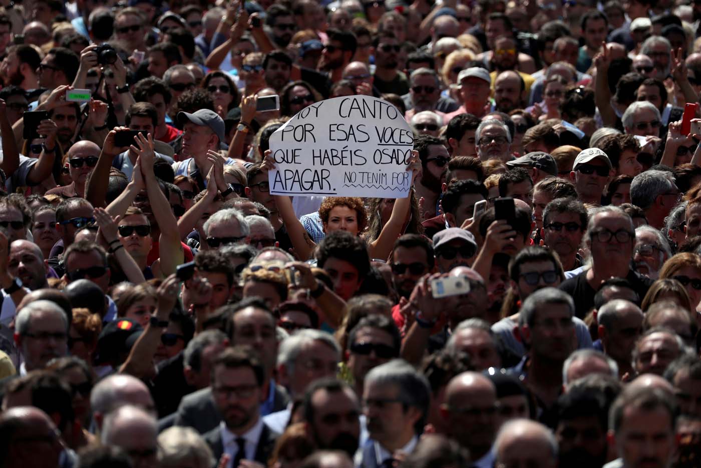 Barcelona responde al terrorismo al grito “no tenemos miedo” (fotos)