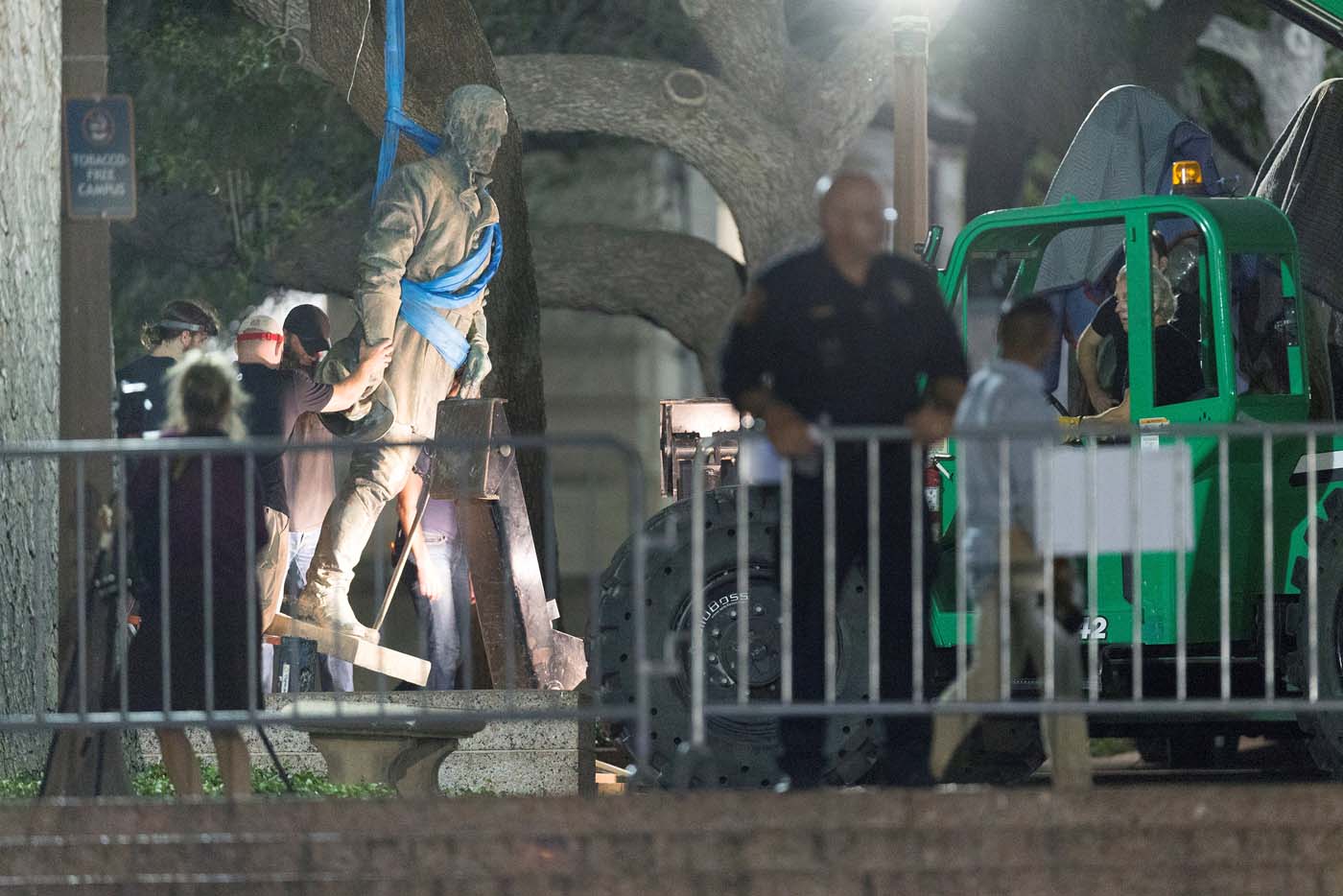 Retiran monumentos confederados en la Universidad de Texas (fotos)